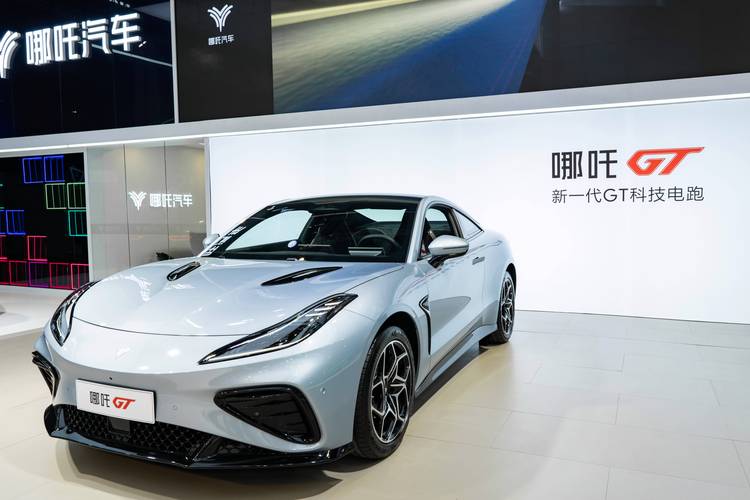 深圳191哪吒汽车在智能汽车领域的表现，领途汽车在新能源汽车市场中的影响力